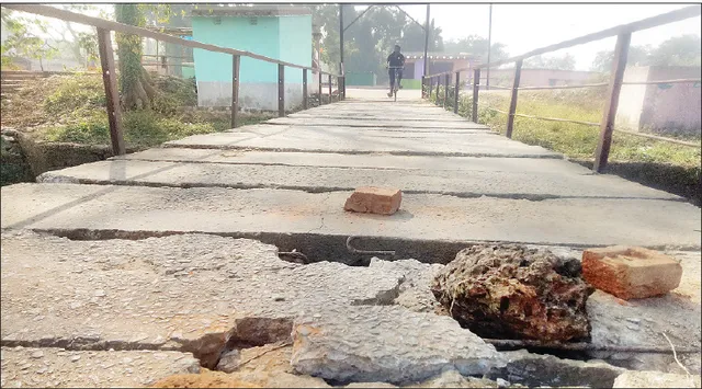 ବିପଦସଂକୁଳ ନୟାପାଟଣା ଚଲାପଥ ଲୁହା ବ୍ରିଜ୍‌