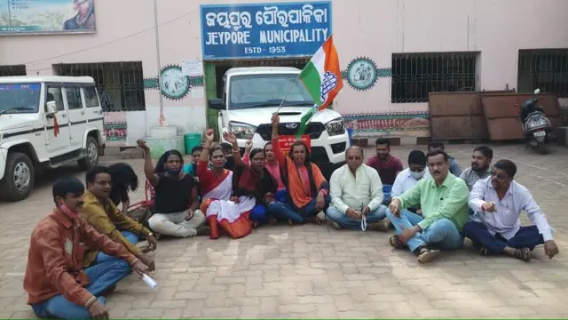 କିନ୍ନରଙ୍କୁ କର୍ମସଂସ୍ଥାନ ଯୋଗାଇବା ଦାବିରେ  ପୌର କାର୍ଯ୍ୟାଳୟ ଘେରିଲା କଂଗ୍ରେସ