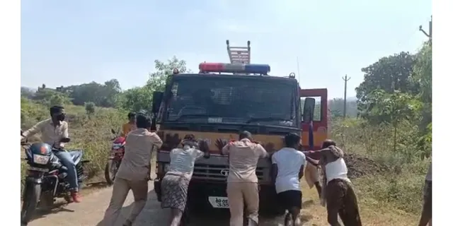 ଜରୁରୀ ସମୟରେ ଅଟକିଗଲା ଦମକଳ ଗାଡ଼ି, ନିଆଁ ଲିଭାଇବାକୁ ଯାଇଥିବା ଗାଡିର ଷ୍ଟାର୍ଟ ବନ୍ଦ