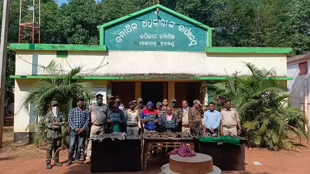 କପିଳାସ: ଶିକ୍ଷକଙ୍କ ଗାଡ଼ିରୁ ବାଘଛାଲ, ହାତୀଦାନ୍ତ ଜବତ