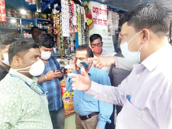 ଆଇଡି ମାର୍କେଟରେ ହେଲା ଚଢ଼ଉ : ଡଷ୍ଟବିନ୍ ଯାଞ୍ଚ ହେଲା, ପଲିଥିନ୍ ପାଇଁ ଜରିମାନା କଟା ହେଲା