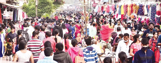 ଚାଲିଗଲା କି କରୋନା! ପ୍ରଥମାଷ୍ଟମୀ ପାଇଁ ମାର୍କେଟ୍‌ ବିଲ୍‌ଡିଂରେ ଅସମ୍ଭାଳ ଭିଡ଼