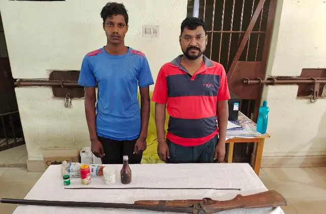 ଝାରସୁଗୁଡ଼ା:  ବନ୍ଧା ହେଲେ ଶିକାର ଉଦ୍ଦେଶ୍ୟରେ ଯାଉଥିବା ୨ ଯୁବକ, ବନ୍ଧୁକ ଓ ବୋଲେରୋ ଜବତ