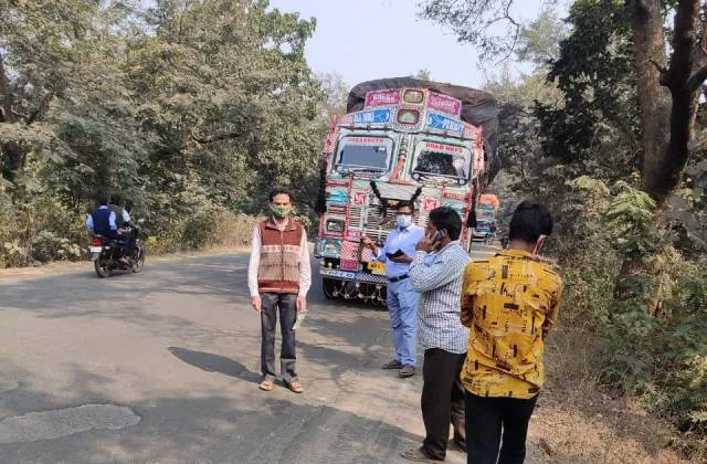 ବେଆଇନ ଧାନ ଚାଲାଣ କରୁଥିବା ୫ ଟ୍ରକ୍‌ ଜବତ