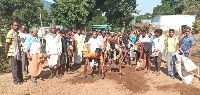 କାଣିବାଲିଠୁ ଦିନାବାଲି ରାସ୍ତା ମରଣଯନ୍ତା, ଦୁଃଖ ଶୁଣିଲେ ନାହିଁ ସରକାର, ଶ୍ରମଦାନ କରି ମାଟି ପକାଇଲେ ୧୦ ଖଣ୍ଡ ଗ୍ରାମବାସୀ