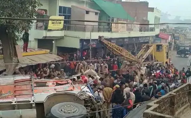 ବାହାଘର ସାରି ଫେରୁଥିଲେ, ବାଟରେ ଜଗିଥିଲା ଯମ ! ଟ୍ରକ ତଳେ ଚାପି ହୋଇ ଗୋଟିଏ ପରିବାରର ୮ ମୃତ