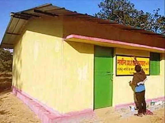 ଛତିଶଗଡ଼ରେ ଭାଙ୍ଗି ଦେଇଥିବା ସ୍କୁଲ୍‌ର ପୁନଃନିର୍ମାଣ କଲେ ଆତ୍ମସମର୍ପଣ କରିଥିବା ମାଓବାଦୀ