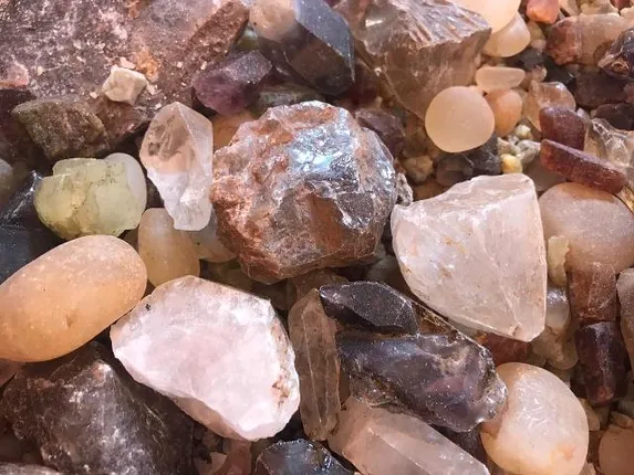 କାରରୁ ମିଳିଲା ଦେଢ଼ କୋଟି ଟଙ୍କାର ମୂଲ୍ୟବାନ ରତ୍ନ ପଥର, ଅଭିଯୁକ୍ତ ଗିରଫ