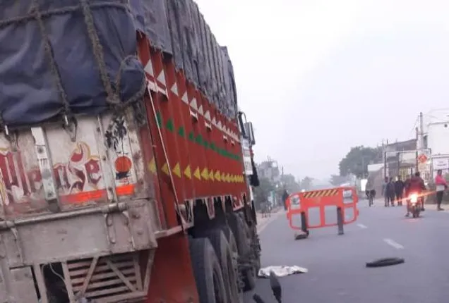 ବୌଦ୍ଧରେ ଦୁଇଟି ଅଭାବନୀୟ ଘଟଣା: ବାଇକ୍ ଚାଳକଙ୍କ ମୃତ୍ୟୁ, ଟ୍ରାକ୍ଟର ଚକା ତଳେ ଚାପି ହୋଇଗଲେ ଚାଷୀ