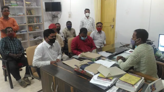 ବେଆଇନ ପଥର ଚାଲାଣ ଧରପଗଡ଼: ଉପଜିଲ୍ଲାପାଳ ଓ ଟ୍ରକ ମାଲିକ ସଂଘ ମଧ୍ୟରେ ଆଲୋଚନା