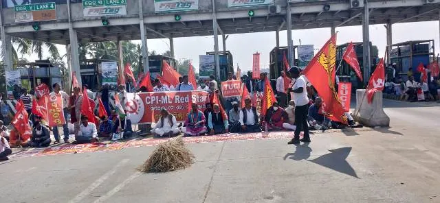 ପିପିଲି ଟୋଲ୍ ଗେଟରେ ସିପିଆଇ- ଏମଏଲ୍ ପକ୍ଷରୁ ବିକ୍ଷୋଭ, ସଂପୂର୍ଣ୍ଣ ଦେୟମୁକ୍ତ କରିବାକୁ ଦାବି