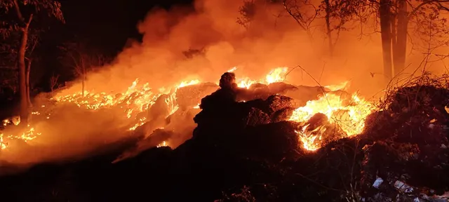 ପ୍ଲାଷ୍ଟିକ୍ ଫ୍ୟାକ୍ଟ୍ରି ବାହାରେ ଥିବା କଞ୍ଚାମାଲ ଏବଂ ବର୍ଜ୍ୟରେ ଲାଗିଲା ନିଆଁ : ଭୀଷଣ ଗନ୍ଧ ଏବଂ ପ୍ରଦୂଷଣରେ ଅତିଷ୍ଠ ସ୍ଥାନୀୟ ବାସିନ୍ଦା