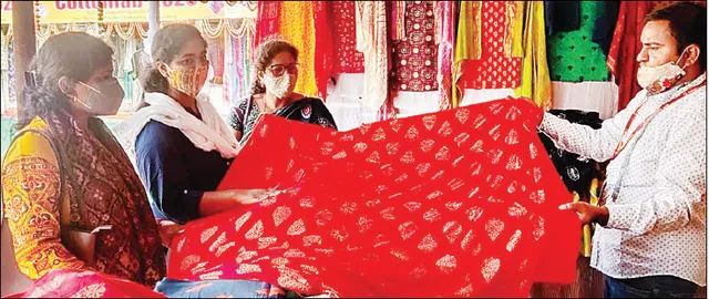 ଆକର୍ଷଣ ପାଲଟିଛି ‘କଟନ ଫାବ୍‌’ ପ୍ରଦର୍ଶନୀ: ପ୍ରଥମ ପସନ୍ଦ ‘ବନାରସୀ ଶାଢ଼ି’