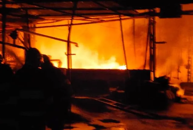 ମୋବିଲ୍‌ କାରଖାନା, ପାଳ ଗଦାରେ ଅଗ୍ନିକାଣ୍ଡ