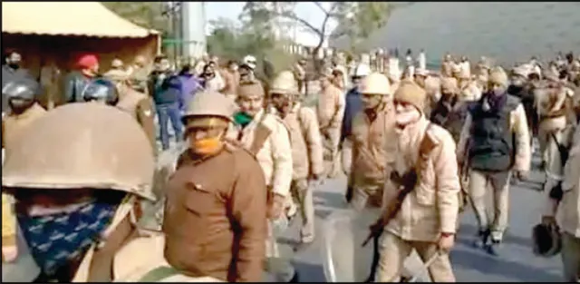 ସିଂଘୁ ସୀମାରେ ପୁଲିସ-ଆନ୍ଦୋଳନକାରୀ ମୁହାଁମୁହିଁ: ତିରଙ୍ଗା ଅପମାନ ବିରୋଧରେ ଧସେଇ ପଶିଲେ ଜନତା