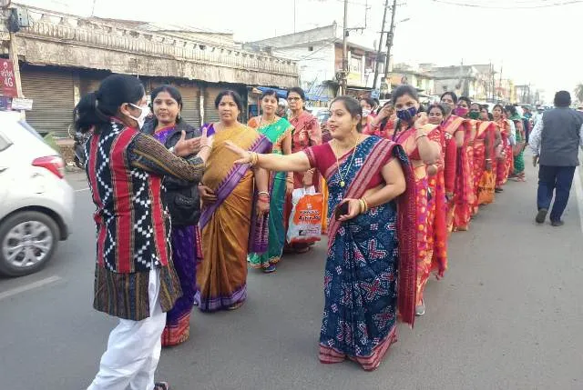 ‘ଜୁଗାର୍’ କାର୍ଯ୍ୟକ୍ରମ ଅବସରରେ ଝାରସୁଗୁଡ଼ାରେ ମହିଳାଙ୍କ ଶୋଭାଯାତ୍ରା।