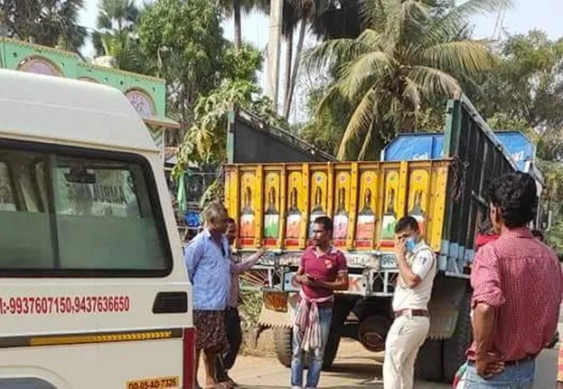 ଗୁଜରାଟରୁ ଫେରୁଥିଲେ, ଘରେ ପହଞ୍ଚିବାର ଅଧଘଣ୍ଟା ଆଗରୁ ଟ୍ରକ ଧକ୍କାରେ ଚାଲିଗଲା ଜୀବନ