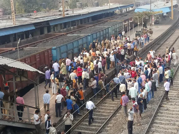 ବ୍ରଜରାଜନଗରରେ ଉତ୍କଳ ଏକ୍ସପ୍ରେସର ରହଣି ବାତିଲ ନେଇ ଅସନ୍ତୋଷ : ବ୍ରଜରାଜନଗର ଷ୍ଟେସନରେ ରେଳରୋକ ଆରମ୍ଭ