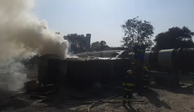 ରାଉରକେଲା: ପିଚୁ କାରଖାନାରେ ଅଗ୍ନିକାଣ୍ଡ, ଲକ୍ଷାଧିକ ଟଙ୍କାର ସମ୍ପତ୍ତି ଜଳିପୋଡ଼ି ପାଉଁଶ