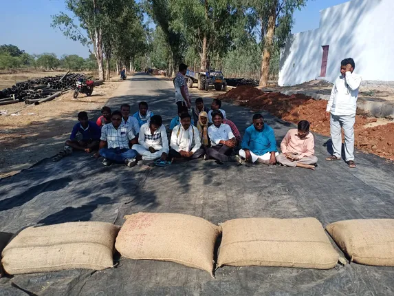 ମଣ୍ଡିରେ ଅବ୍ୟବସ୍ଥା ନେଇ ଚନ୍ଦାହାଣ୍ଡି-ଉମରକୋଟ ମୁଖ୍ୟରାସ୍ତା ଅବରୋଧ