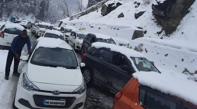 ହିମାଚଳପ୍ରଦେଶରେ ବରଫପାତ : ଅଟଳ ଟନେଲ୍‌ରେ ଫସିଥିବା‌ ୩୦୦ ପର୍ଯ୍ୟଟକଙ୍କୁ ଉଦ୍ଧାର କଲା ପୁଲିସ