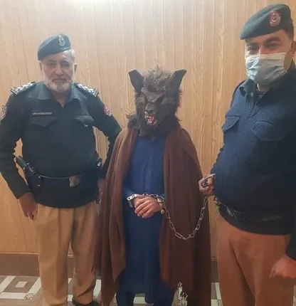 ନୂଆବର୍ଷକୁ ସ୍ବାଗତ କରିବା ପାଇଁ ‌ଜୋରସୋର ପ୍ରସ୍ତୁତି ଚାଲିଥିବା ବେଳେ ରାକ୍ଷସ ସାଜି ଲୋକଙ୍କୁ ଡରାଇବା ଯୁବକଙ୍କୁ ମହଙ୍ଗା ପଡ଼ିଲା