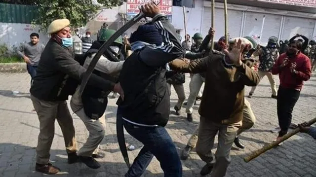 ଦିଲ୍ଲୀ ଗାଜିପୁର ସୀମାରେ ଚାଷୀଙ୍କ ମହାପଞ୍ଚାୟତ, ସିଂଘୁ ସୀମାରେ ପରିସ୍ଥିତିକୁ ନିୟନ୍ତ୍ରଣକୁ ଆଣିବାକୁ ପୁଲିସ୍‌ର ଲାଠି ଚାର୍ଜ