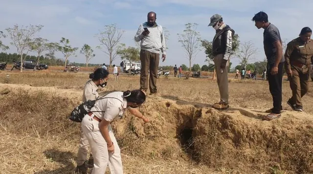 ଜମି ମଧ୍ୟ ଏକ ଗାତ ମଧ୍ୟରେ ପଶି ରହିଛି ହେଟାବାଘ! ଲୋକେ ଭୟଭୀତ