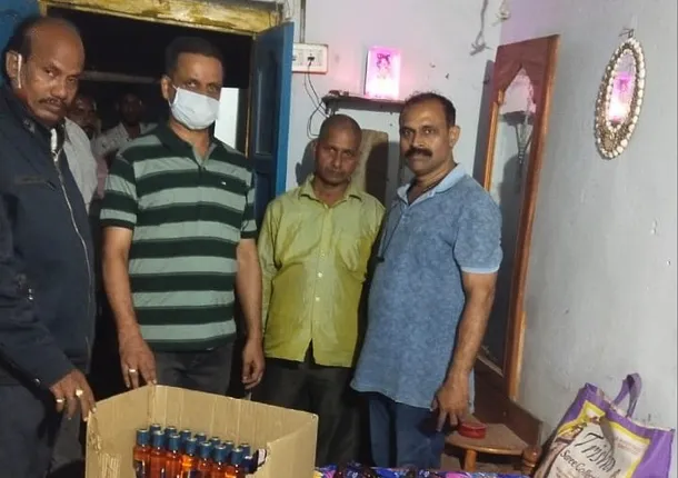 ଭଡ଼ାଘରେ ନକଲି ମଦ ପ୍ରସ୍ତୁତି, ୧୨ ପେଟି ସହ ଲେବଲ୍‌ ଜବତ