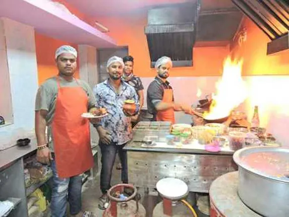 କରୋନା ଛଡ଼ାଇନେଲା ବୃତ୍ତି; ବିକଳ୍ପ ବାଛିନେଲେ ଦୁଇଭାଇ; ଫୁଡ୍‌କୋର୍ଟ ପାଲଟିଛି ରୋଜଗାରର ମାଧ୍ୟମ