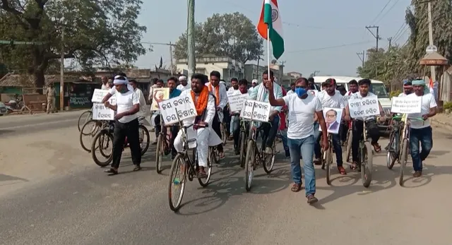 ବିଭିନ୍ନ ଦାବି ନେଇ ଖଡ଼ିଆଳରୁ ଭୁବନେଶ୍ୱର ସାଇକେଲ ଯାତ୍ରା କଲା ଦଳିତ ଅଧିକାର ମଞ୍ଚ