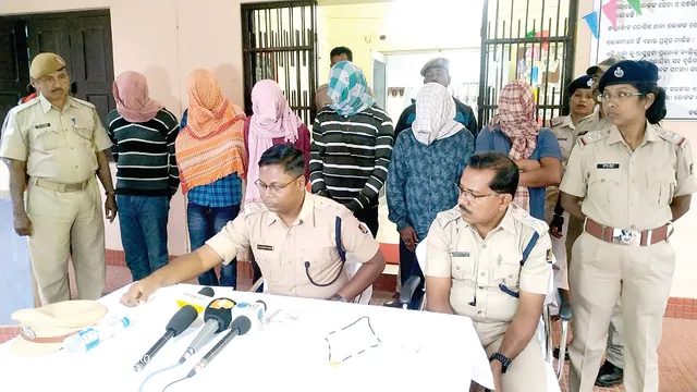 ସ୍ୱାମୀଙ୍କୁ ମୁଣ୍ଡଜାମିନ ରଖି ପତ୍ନୀଙ୍କ ଅଳଙ୍କାର ଲୁଟ୍‌ ମାମଲା : ୫ ଅଭିଯୁକ୍ତଙ୍କ ସହ ୬ ଗିରଫ, ମାଷ୍ଟରମାଇଣ୍ଡ୍ ଫେରାର୍‌