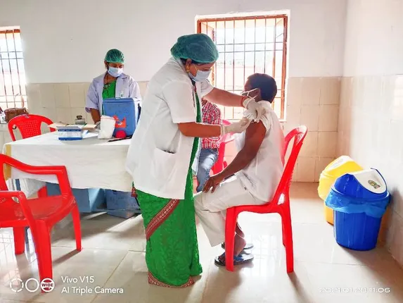 ଚିତ୍ରକୋଣ୍ଡାରେ ବ୍ଲକ ସ୍ଵାସ୍ଥ୍ୟକର୍ମୀ ନେଲେ ପ୍ରଥମ ଟିକା