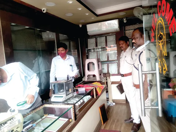 ଚିକିଟି : ଶିବାଜୀ ଜୁଏଲର୍ସରୁ ଲୁଟ୍‌; ଲକର୍‌ ତାଡ଼ି ପାରିଲେନି, ସୁନା ନପାଇ ଦେଢ଼ କିଲୋ ରୁପା ଲୁଟିଲେ