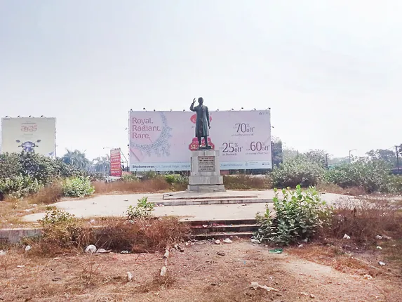 ମହାପୁରୁଷଙ୍କୁ ସମ୍ମାନ ଏମିତି! ଅଳିଆଗଦାରେ ନେହରୁ ଓ ଜେପି