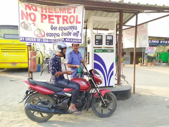 ମାଲକାନଗିରିରେ ହୁହୁ ହୋଇ ବଢ଼ୁଛି ପେଟ୍ରୋଲ ଦର; ୯୧.୪୨ ଟଙ୍କା ପେଟ୍ରୋଲ ଏବଂ ଡିଜେଲ ୮୭.୫୫ ଟଙ୍କା ରହିଛି