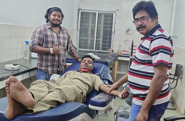 ରୋଗୀଙ୍କୁ  ଦରକାର ପଡିଲା ରକ୍ତ, ରାତି ୧୨ଟାରେ ରକ୍ତ ଦେଇ ଜୀବନ ବଂଚାଇଲେ ପିସିଆର ଭ୍ୟାନ୍‌ରେ ଥିବା ପୁଲିସ କର୍ମଚାରୀ
