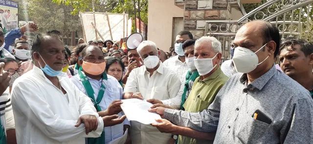 ବସ୍ତି ବାସିନ୍ଦାଙ୍କ ଥଇଥାନ ପାଇଁ ଗର୍ଜିଲା ବିଜେଡ଼ି; ୧୦ ଏକର ଜାଗା ପ୍ରଦାନ ଲାଗି ପ୍ରଧାନମନ୍ତ୍ରୀ ଓ ରାଷ୍ଟ୍ରପତିଙ୍କୁ ସ୍ମାରକପତ୍ର ପ୍ରଦାନ