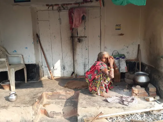 ଭିନ୍ନକ୍ଷମଙ୍କୁ ଆବାସ ଅପହଞ୍ଚ, ଦୋକାନ ବାରଣ୍ଡାରେ ବିତୁଛି ୩ ପ୍ରାଣୀ କୁଟୁମ୍ବଙ୍କ ଜୀବନ