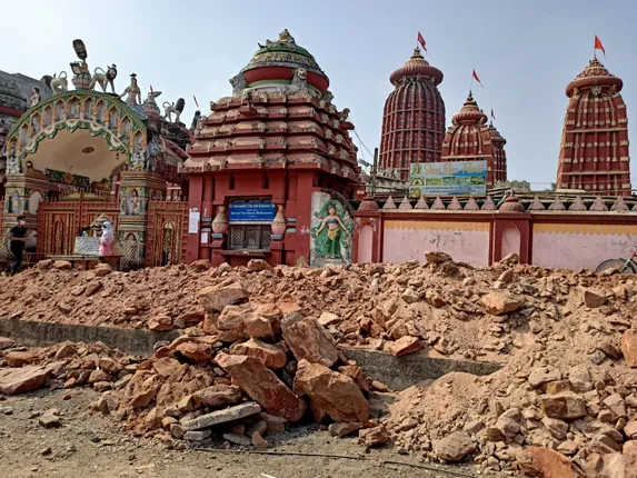 ରାମ ମନ୍ଦିର ଆଗରେ ଗଦା ହୋଇଛି ମାଟି, ପଥର