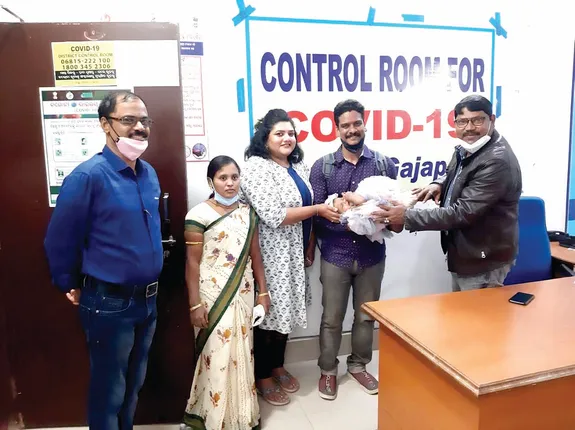 ଗଜପତି : ପୋଷ୍ୟ ସନ୍ତାନ ଗ୍ରହଣ କେନ୍ଦ୍ରରୁ ଶିଶୁକୁ ଆପଣାଇଲେ ହାଇଦ୍ରାବାଦ ଦମ୍ପତି