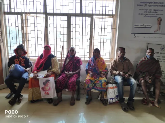 ଜମି ମାଫିଆଙ୍କ କବଜାରେ ଖୋର୍ଦ୍ଧା: ମାଫିଆଙ୍କ ଭୟରେ ରାତି ଅଧରେ ଜିଲ୍ଲାପାଳଙ୍କ କାର୍ଯ୍ୟାଳୟରେ ଆଶ୍ରୟ ନେଲେ ପରିବାର