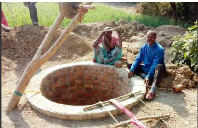 ଚାଲିଚାଲି ଘରଠାରୁ ଅନେକ ଦୂରକୁ ପାଣି ଆଣିବାକୁ ଯାଉଥିଲେ ସ୍ତ୍ରୀ: କଷ୍ଟ ଦେଖି ନପାରି ସ୍ବାମୀ ନିଜେ ଖୋଳିଲେ ୩୧ଫୁଟର ଗଭୀର କୂଅ