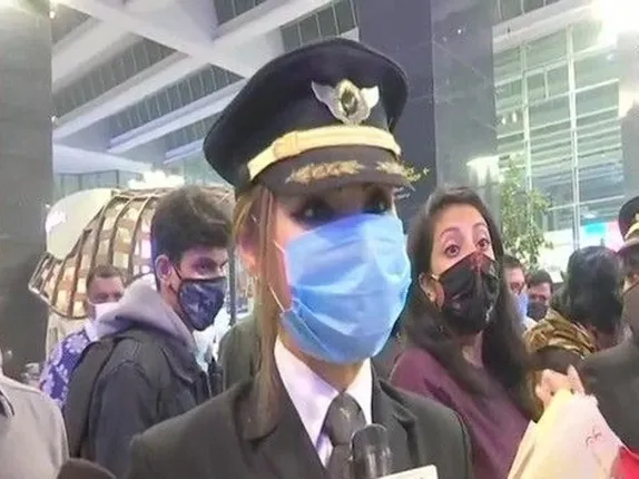 ଐତିହାସିକ ଉଡ଼ାଣ: ଦୀର୍ଘ ୧୭ ଘଣ୍ଟାର ଯାତ୍ରା ପରେ ବେଙ୍ଗାଲୁରରେ ଅବତରଣ କଲା କେବଳ ମହିଳା କର୍ମଚାରୀ ଥିବା ଏୟାରଇଣ୍ଡିଆ ବିମାନ