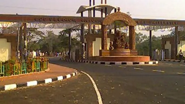 ଦୁଇ ଛାତ୍ର ଗୋଷ୍ଠୀ ମୁହାଁମୁହିଁ ଘଟଣାରେ କାର୍ଯ୍ୟାନୁଷ୍ଠାନ ଦାବି କରି ବାଣୀବିହାରରେ କୁଳପତିଙ୍କ ଅଫିସ ଆଗରେ ଛାତ୍ରଙ୍କ ଧାରଣା