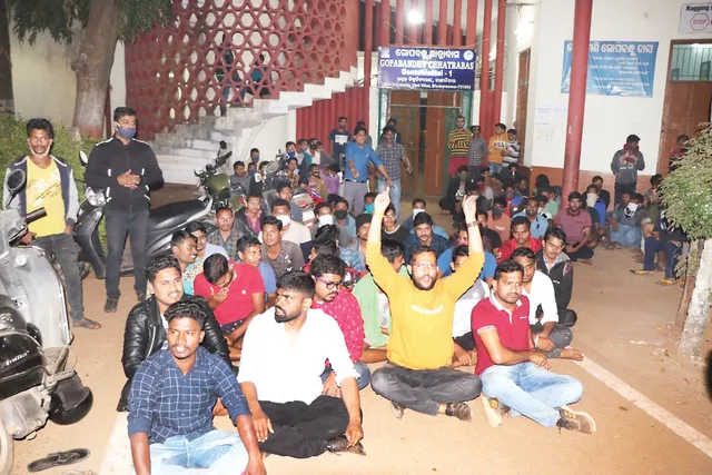 ଖୋଲୁଖୋଲୁ ବାଣୀବିହାର ଅଶାନ୍ତ : ଦୁଇ ଛାତ୍ରଗୋଷ୍ଠୀ ମୁହାଁମୁହିଁ