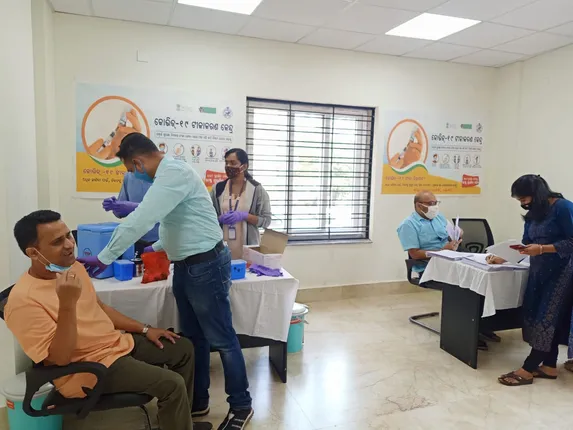 କରୋନା ଟିକା ନେଲେ ଆଇଏଲଏସର ବୈଜ୍ଞାନିକ ଓ କର୍ମଚାରୀ