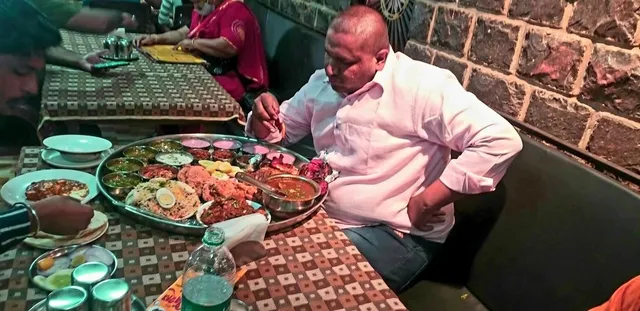 ନିଆରା ପ୍ରତିଯୋଗିତା! ଏହି ରେଷ୍ଟୁରାଣ୍ଟ୍‌ରେ ୧୨ ପ୍ରକାର ବିଶିଷ୍ଟ ଖାଦ୍ୟ ଥିବା ଥାଳି ଶେଷ କଲେ ଗ୍ରାହକଙ୍କୁ ମିଳିବ ରୟାଲ୍‌ ଏନ୍‌ଫିଲ୍‌ଡର ବୁଲେଟ୍