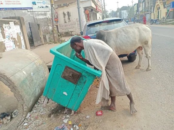 ଆଜି ଏଇଠୁ ମିଳିଗଲା ମୋ ପାଇଁ ଖାଦ୍ୟ... (ଫଟୋ: ମନୋଜ ବିଶ୍ବାଳ, ବାଲେଶ୍ବର)