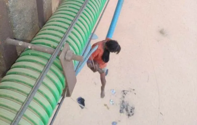 ଆନନ୍ଦପୁର : ପୋଲ ଉପରୁ ତଳକୁ ଡେଇଁ ପଡ଼ିଲେ ଯୁବକ, ପାଇପ୍‌ରେ ଝୁଲି ରହିଲେ